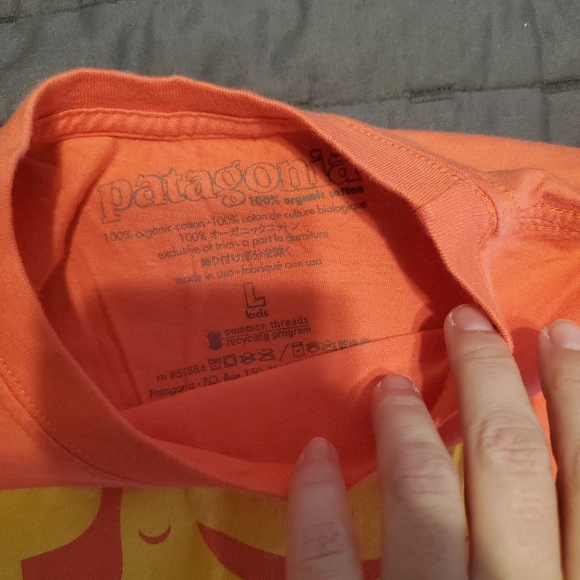 Patqgonia orange ss tshirt. Excellent condition. Kids large. Fits woman xs - Picture 2 of 4